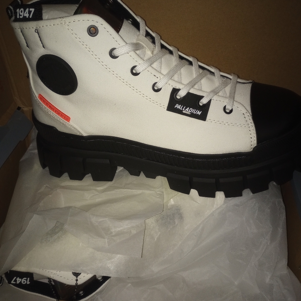 Palladium women's boots 9.5